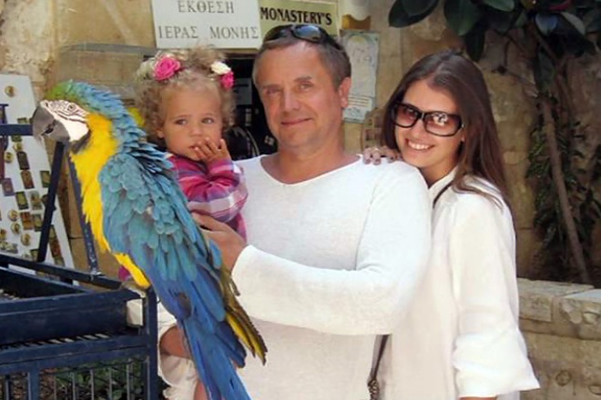 Андрей Соколов с женой Ольгой и дочкой фото