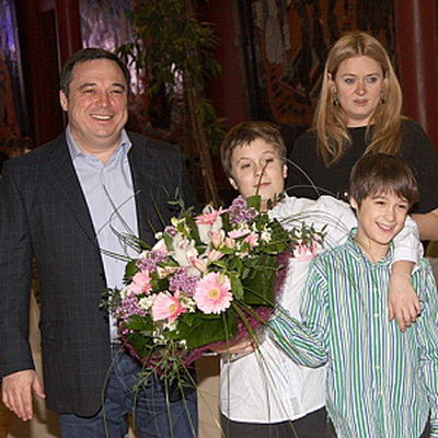 На фото - Анна Михалкова с мужем и сыновьями