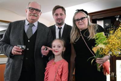 На фото - Артем Михалков с родителями и дочкой Наташей