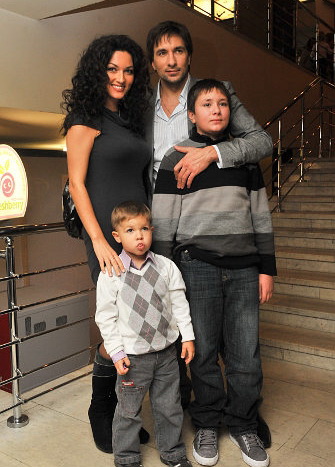 На фото - Юлия с мужем, сыном и сыном Григория от предыдущего брака