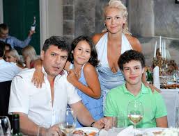 На фото - Немцов с Екатериной Одинцовой и детьми