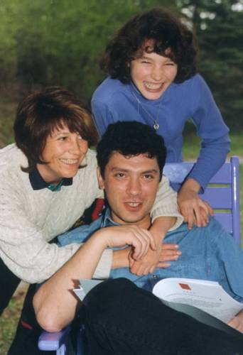 На фото - Немцов с женой Раисой и дочкой