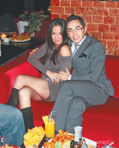 На фото - Тимур Родригез с женой