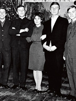 На фото - Владимир Гостюхин с Наташей (в центре)